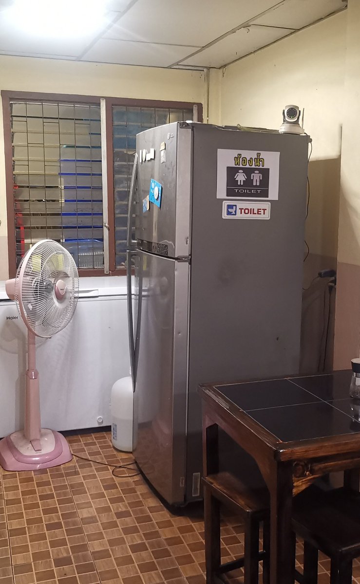 ห้องน้ำร้านนี้เล็กมาก แล้วก็หนาวด้วย น้ำล้างก้นก็เย็นเจี๊ยบเลย