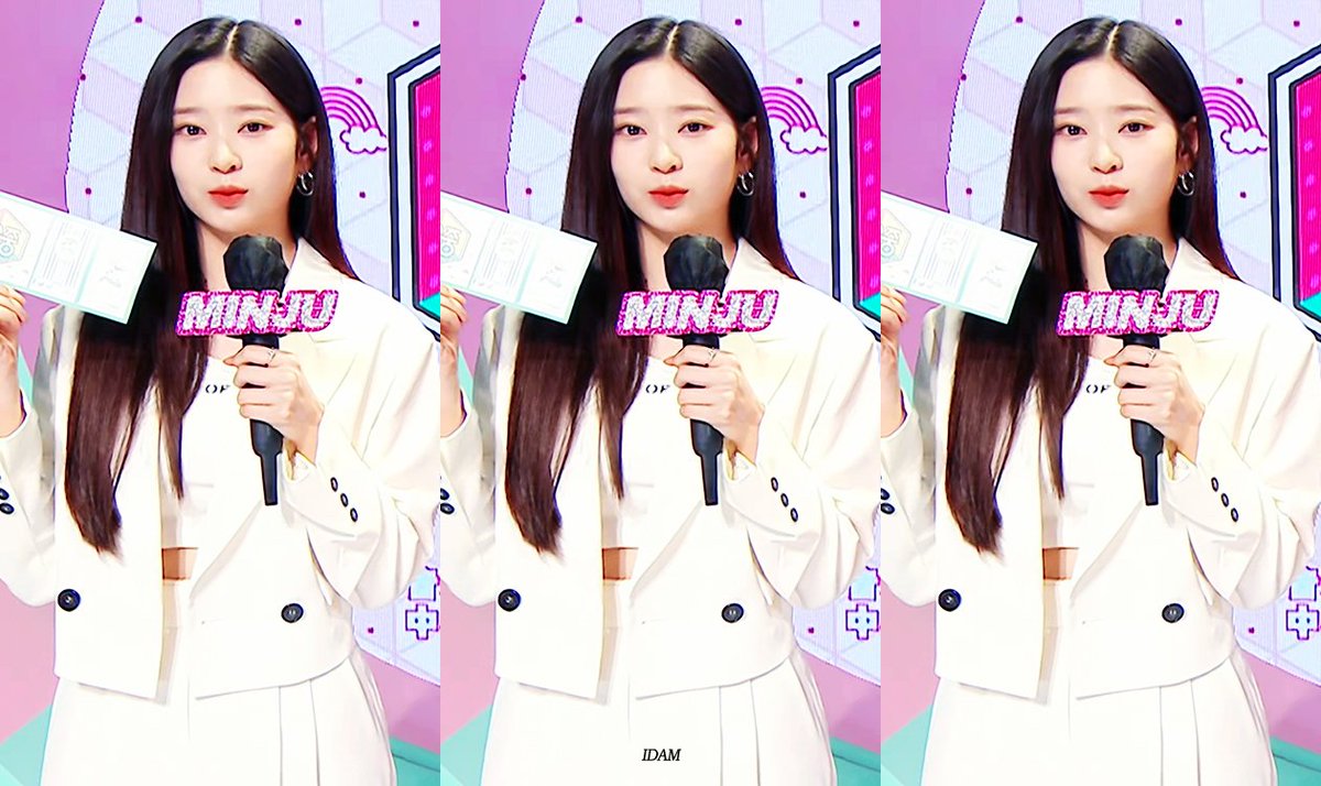 NadaKisah's tweet image. ㅤ

️️

"Para hadirin, tiba saatnya pada acara inti yaitu pemberkatan. Diharap para tamu undangan dapat memelankan suara dan tidak mengganggu selama proses pemberkatan berlangsung." Netranya memandang pada para tamu.
️️

️️
️️