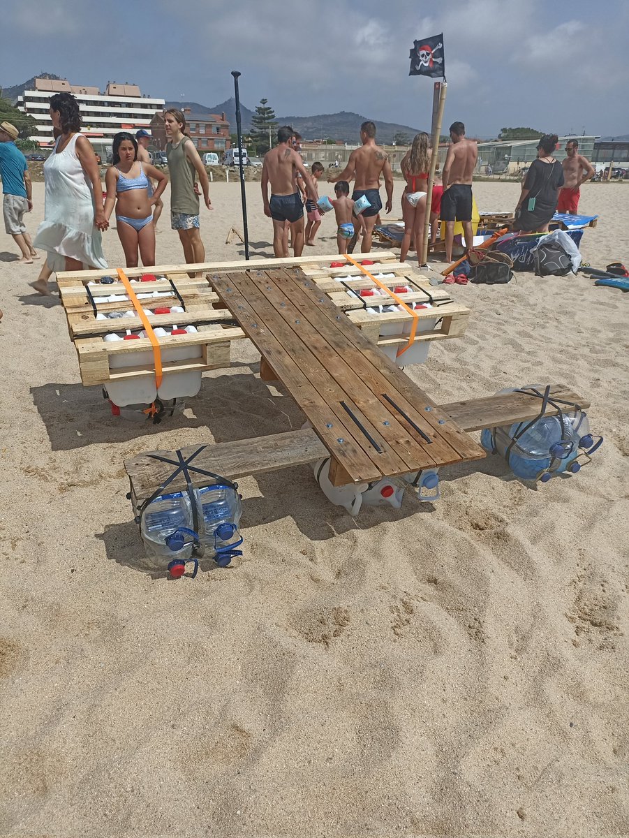 vaigivinc's tweet photo. Tot el matí a l'aigua empenyent andròmines. Sense cap dubte, el Navega com puguis de @LaRierada és una de els activistes més divertides de la Festa Major de Vilassar de Mar. https://t.co/Z4W2bwuRzz