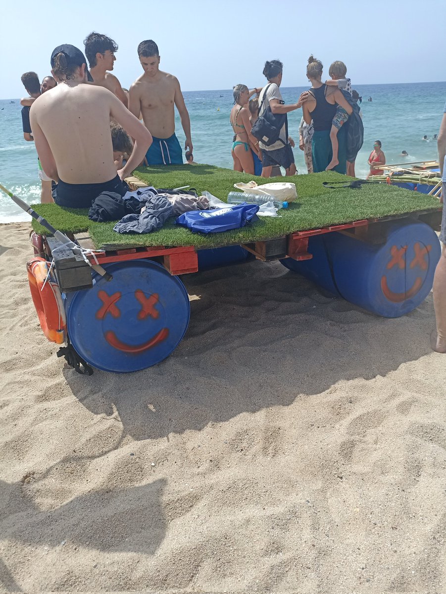 vaigivinc's tweet photo. Tot el matí a l'aigua empenyent andròmines. Sense cap dubte, el Navega com puguis de @LaRierada és una de els activistes més divertides de la Festa Major de Vilassar de Mar. https://t.co/Z4W2bwuRzz