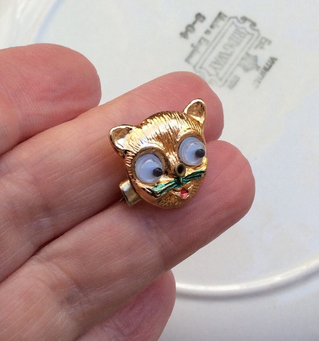 GothicGlass's tweet photo. Excited to share the latest addition to my #etsy #etsycanada #etsyjewelry shop: #Vintagejewelry #CatFaceBrooch #GogglyEyesCat #ScatterPin #catBrooch #AnthropomorphicCat #Canada #CrowVanityJewelry #retrojewelry #freeshippingsale #dad 🇨🇦 https://t.co/UVsNMqod2g https://t.co/632D25lx0D