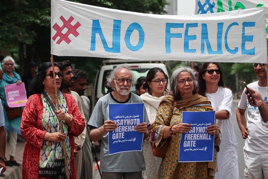everydaykarachi's tweet photo. Text, photos and videos by Hassaan Ahmed @hassaan796 

Citizens protesting gentrification of Frere Hall and gatekeeping of public places in the cities. Frere Hall has always been an open public space for everyone regardless of who they are and where they come from.
1/2 https://t.co/Rs5Lo9WYIC
