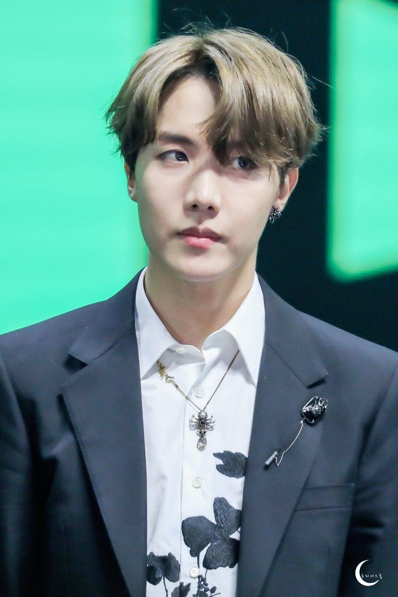 sirhosu's tweet image. ㅤ
ㅤ 
...

Ia memberi jeda sebelumnya, kemudian melanjutkan perkataannya sambil menatap netra kedua mempelai bergantian.

“Kepada kedua mempelai, apakah kalian sudah siap untuk mengucapkan ikrar?”

( @jagatrawi &amp;amp; @vintazhour )

ㅤ