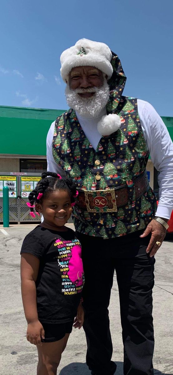 SantaLarry3's tweet photo. In Hope, AR to be a surprise guest at cousin's 90th Birthday. While coming out of a store this sweet child yelled Hi Santa - Hi Santa, can I get a picture with you? Of course! Sweetest child ever. She turned out to be a #HSU college classmate's niece. #SANTALARRYJ #SANTAFORALL https://t.co/67VF1X8i1V