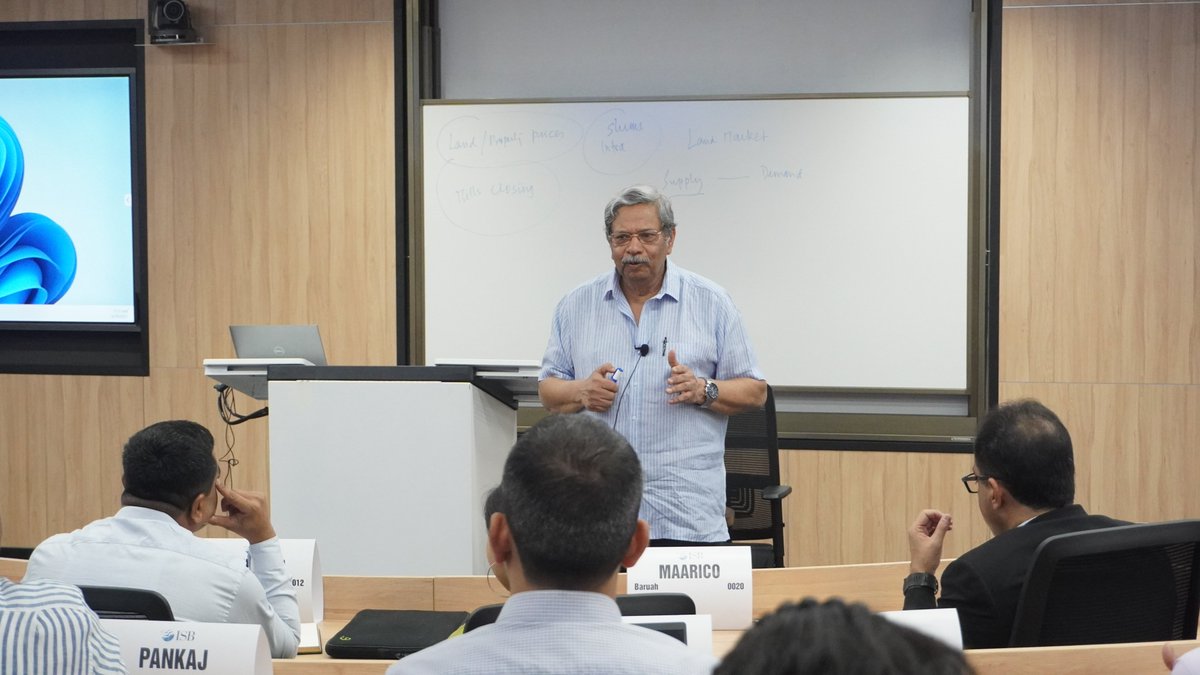 Prof @OPAgarWRI discussed various challenges facing India’s #urban spaces in his session on 'Urban Governance', during the ongoing #residency of #AMPPP #Cohort2022 at @ISBedu, Mohali. He also focussed on transportation networks & slum redevelopment projects. #residencyjune2022