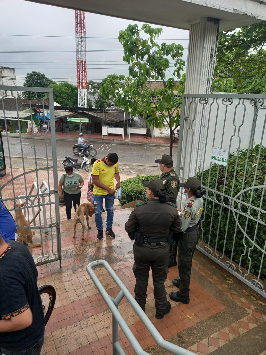 PoliciaCtagena's tweet photo. Con el inicio de la jornada electoral, #PlanDemocracia2022, estamos en #Cartagena brindando seguridad y tranquilidad, para que los ciudadanos puedan ejercer su derecho al voto🗳️. https://t.co/roejwvye7p