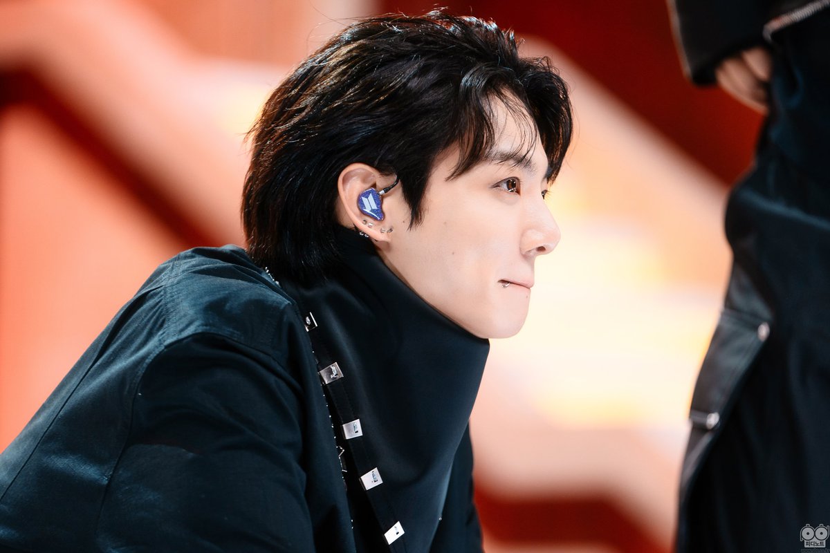 Ederlin0417's tweet photo. — 📸 Hilo con todas las fotos individuales de #BTS    durante sus presentaciones en 'Yet To Come' &amp; 'For Youth' para INKIGAYO. 

#JUNGKOOK @BTS_twt #방탄소년단 (1) https://t.co/aqpuLD6OOC