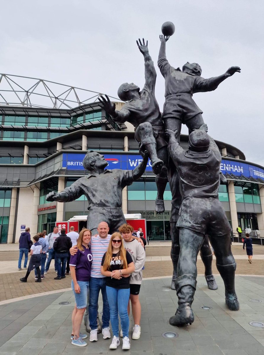 CarlyBennett75's tweet photo. #ENGVBAR

@Portland_Owl 
@Portland_OwlMKB 

First time at Twickenham for the Portland Owls 🦉 😊 https://t.co/q8ayQsHby4