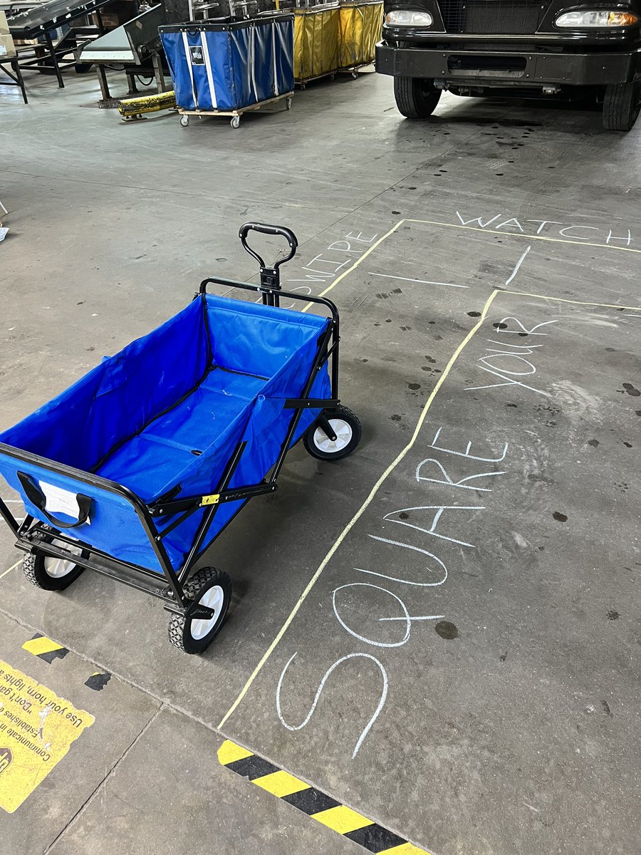 ChspNc's tweet photo. Watch your tail swing to avoid a sideswipe. Square up your turns. #chsp #safety #safetyfirst #drivesafe #safetytip #ups #upser #upsers #avoidaccident #tailswing https://t.co/D0pYzo6MNT