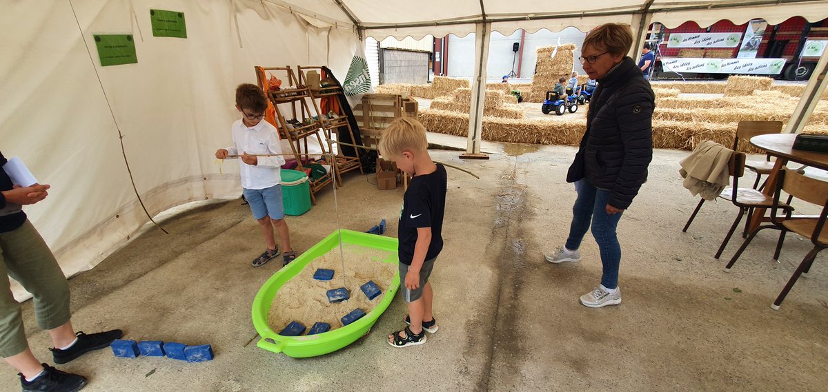 YFlodrops's tweet photo. Après une semaine intense pour #linovation. Visite familiale en voisin sur l'exploitation de @BruCardot. Le monde #agricole sait créer ces moments conviviaux propices aux échanges 👏 #agridemain #JNAgri https://t.co/ZcTb5rQICt