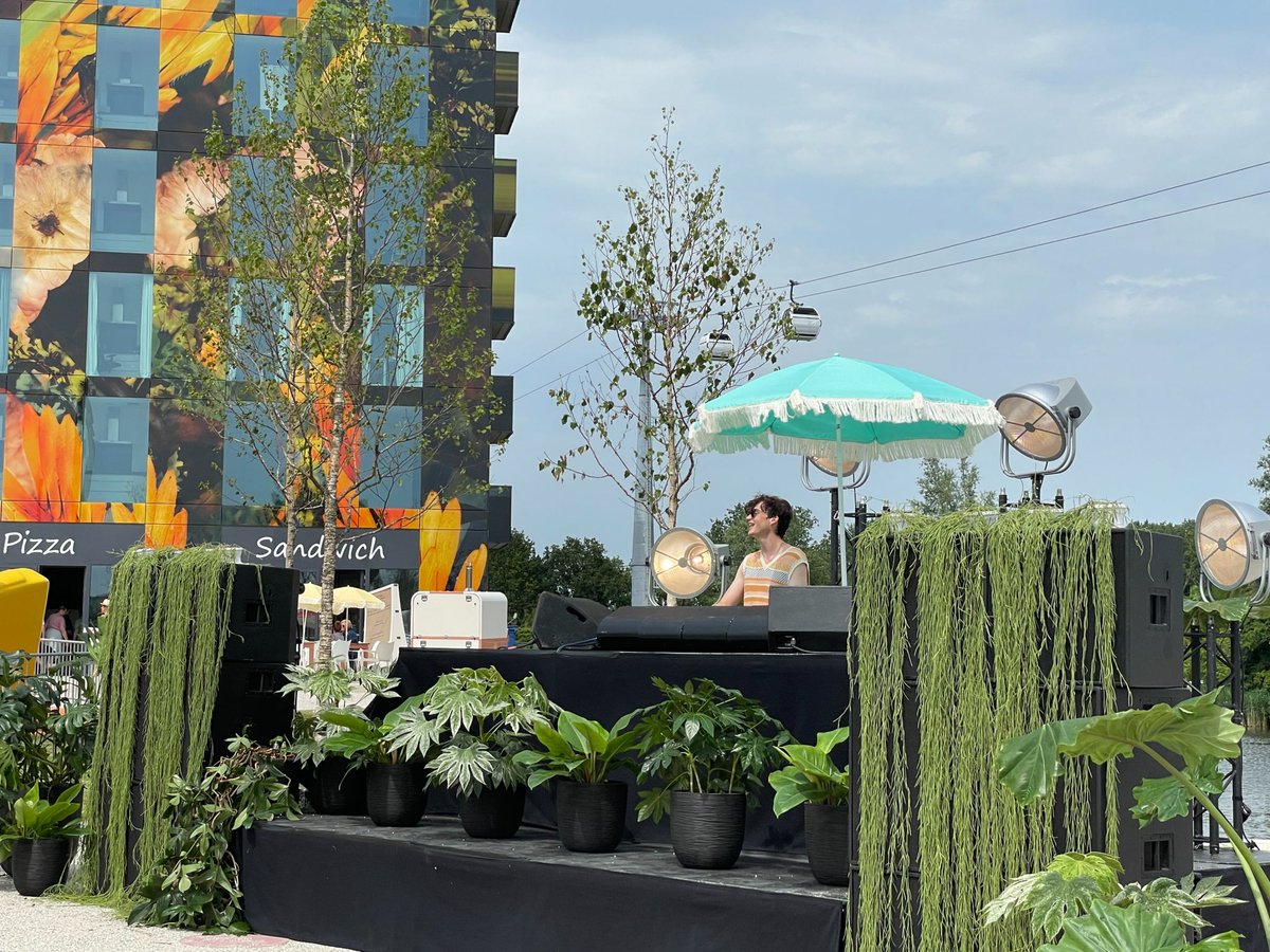 BEinNL's tweet photo. Wat een successvolle #BelgianDay op de #FloriadeExpo2022 met sfeervolle 🇧🇪 muziek van @jefneve, @nicolaskummert en @HenriPfr onder het zonnetje van #Almere !
#GrowingGreenCities
©️ @FloriadeExpo https://t.co/r8eFcT3Cbk