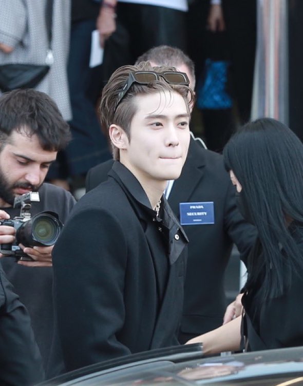 CloutNewsMedia's tweet photo. JAEHYUN of NCT looks stunning in pictures from the Prada SS23 Menswear Collection event today 📸🤍 

Signor Jaehyun per Prada #PradaSS23 #JAEHYUN #PradaMFWxJaehyun https://t.co/sRkewzJlaH
