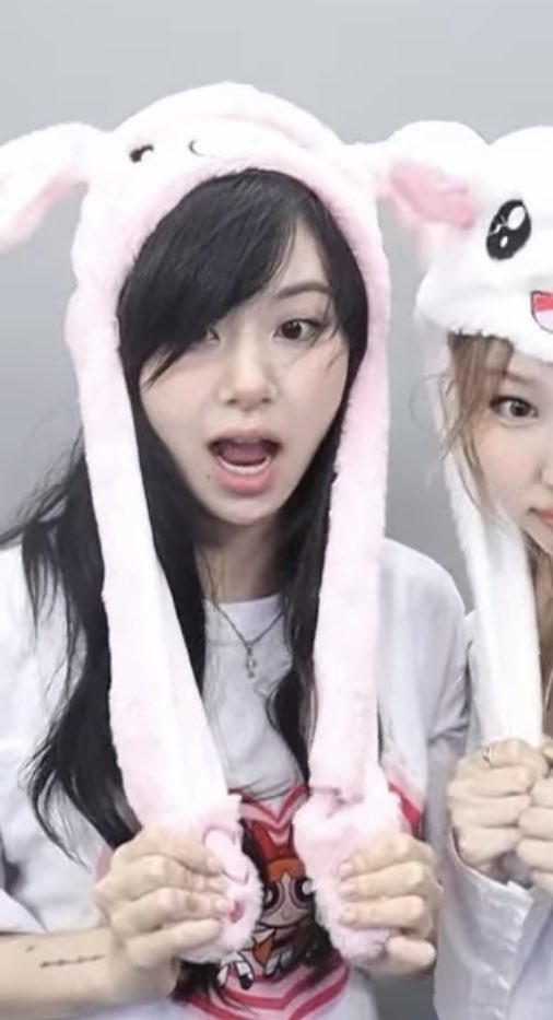 SCYSOURCE's tweet photo. chaeyoung back in her rawr XD era https://t.co/gpAlLy0adn