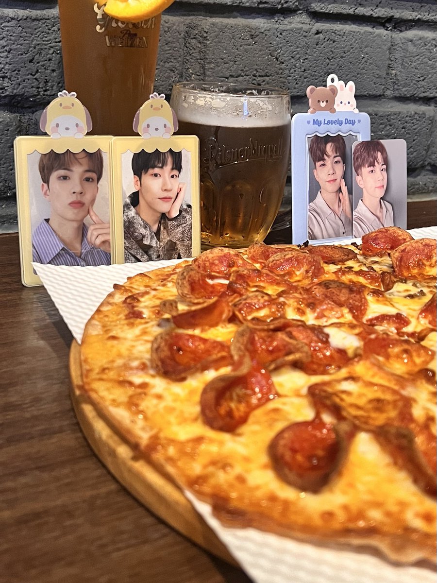 jdon_seunghyub's tweet photo. 오늘도 참 좋았다 ૮₍ ୨୧ >◡< ₎💛

📍S.CAF &amp; 보니스피자펍 🍕🍻

#승짱JMT니까먹어봐
#회승아_만들수있니_집밥요정 https://t.co/Desk77N6Nu