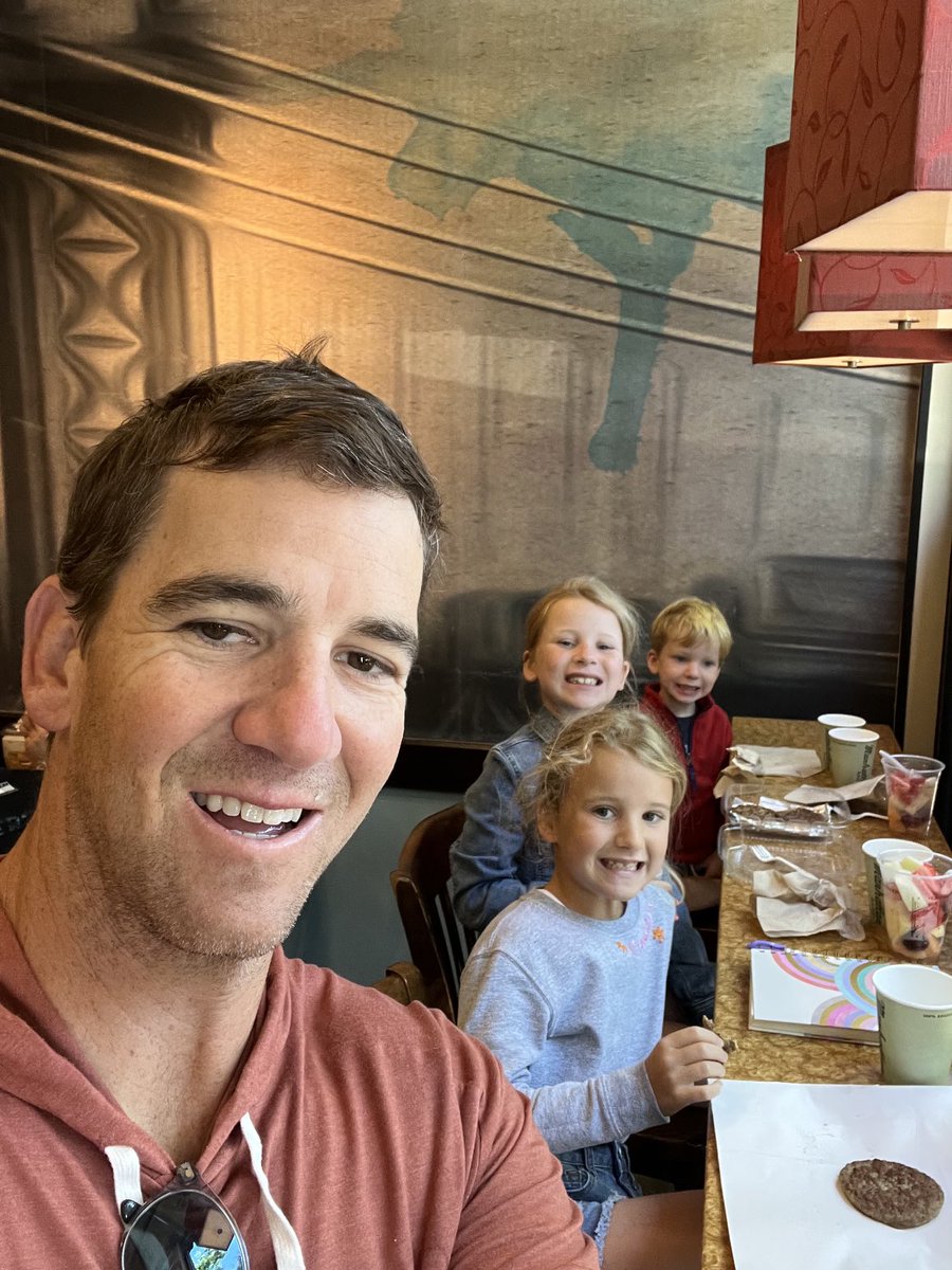 Eli Manning tweet media
