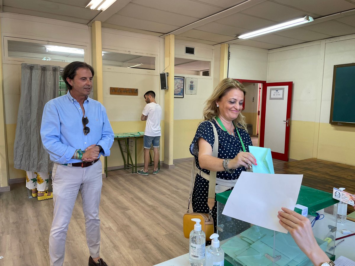 VoxUbeda's tweet photo. Por el #CambioReal 🇪🇸💪🏻

@MagdalenaPuPe, candidata número 2, vota en Úbeda acompañada por @BMorilloVOX, cabeza de lista. https://t.co/8O9JK0uq8C