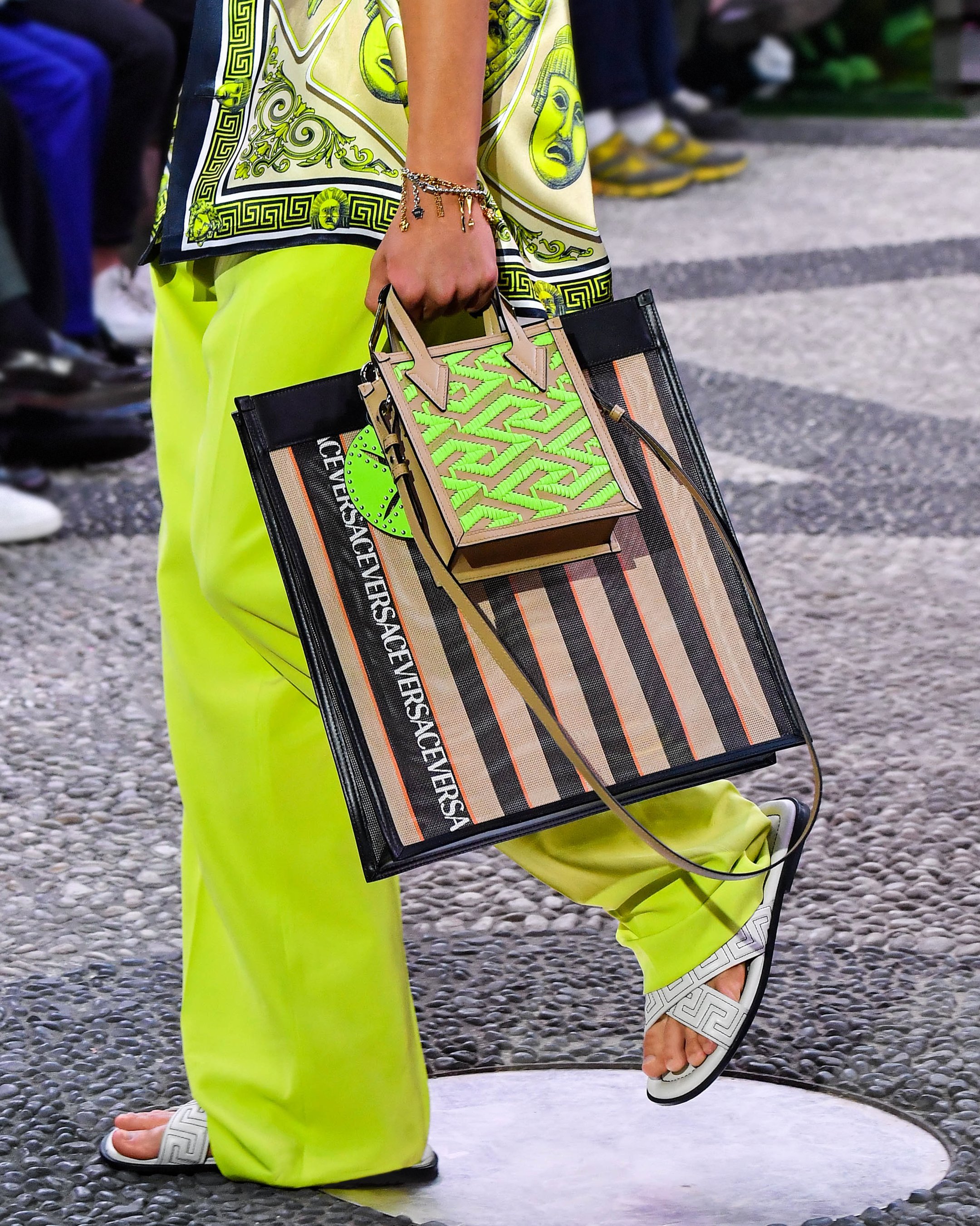 VERSACE on X: La Medusa Repeat. Included among new bags styles presented  on the runway, an archival Versace hobo bag is given a new re-edition as  the La Medusa Hobo Repeat. Watch