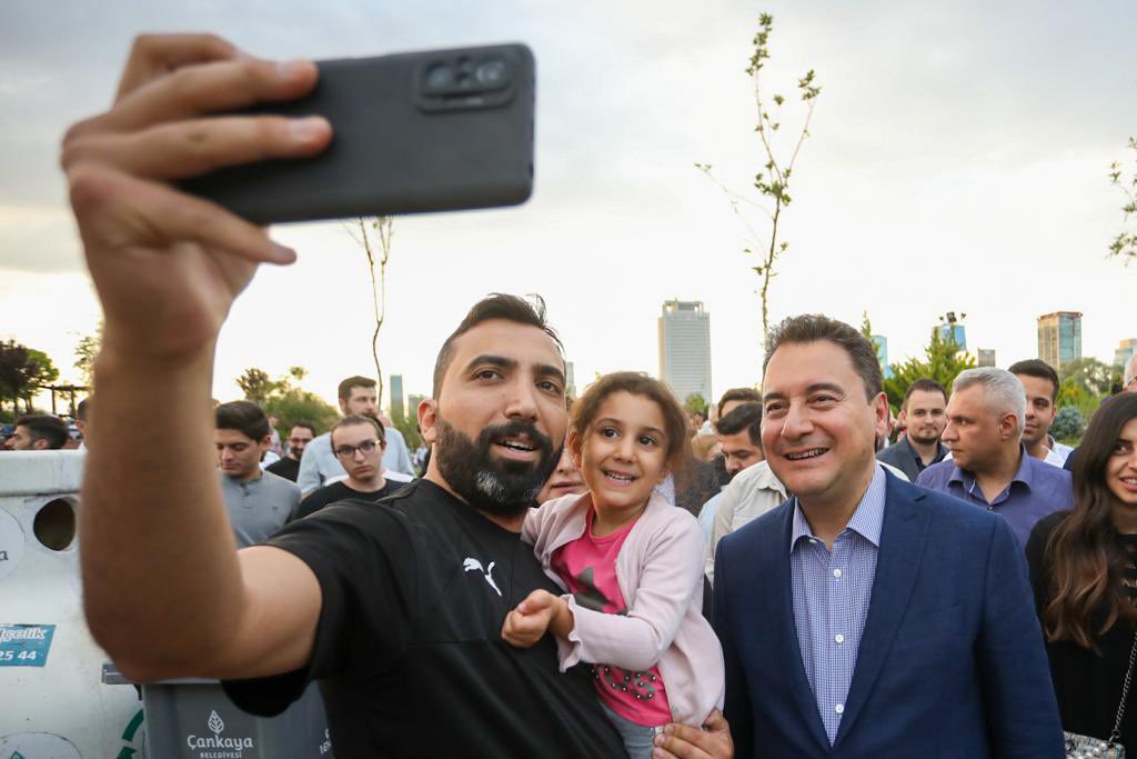 Arkadaşlarımızla beraber Çankaya’da Uğur Mumcu Parkı’ndaydık.

Hafta sonu sevdikleriyle birlikte parka gelen vatandaşlarımızla bol bol sohbet ettik, canlı müzik dinledik.