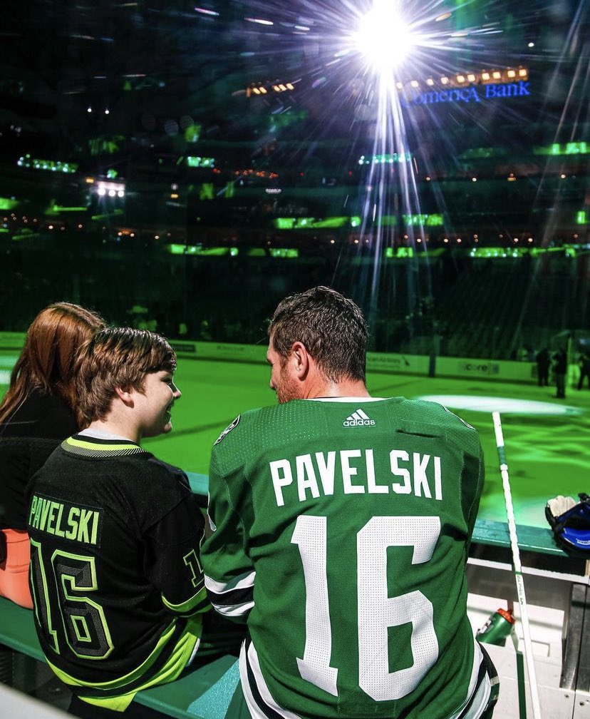 DallasStars's tweet photo. From ours to yours 💚 

Happy Father’s Day! ⭐️ https://t.co/IOrjZ2jh4n