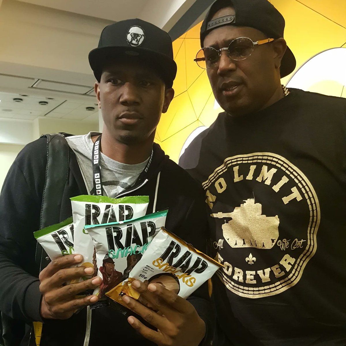 KingPopDesign's tweet image. FOREVER GRATEFUL TO SEE THE SUCCESS WE'RE HAVING AT RAP SNACKS....STUDYING THE LEGENDS ALWAYS 🙏🏿.....#rapsnacks #rapsnackshistory #masterp #rebrand #legacy #snackaisle #kingpopdesign