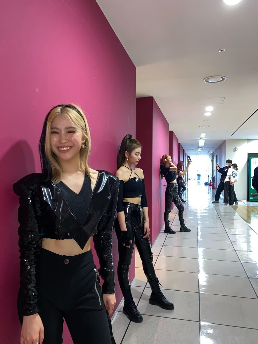 jnvnoir's tweet image. "what are the two pics that gives off the same energy?"

RYUJIN AND GAEUL 💀💀