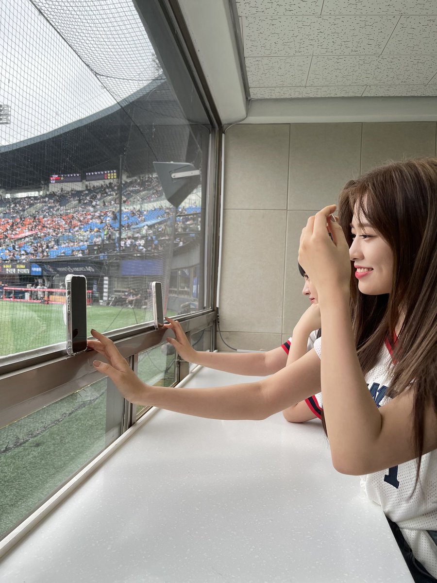 jnvnoir's tweet image. "what are the two pics that gives off the same energy?"

RYUJIN AND GAEUL 💀💀