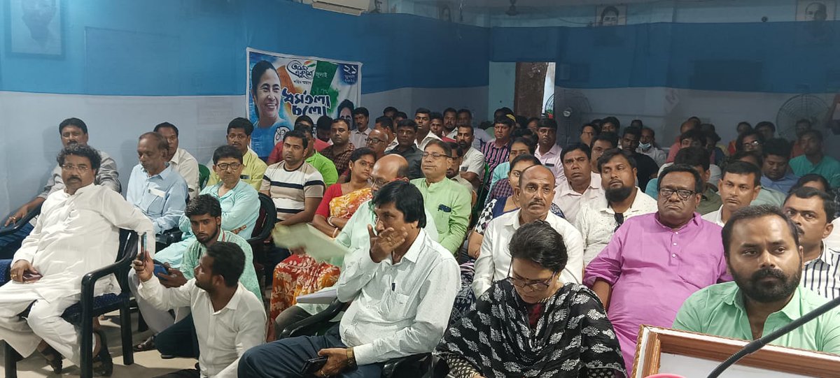 Sahinakhanmla's tweet photo. দলনেত্রীর নির্দেশে কলকাতায় লক্ষ লক্ষ জনগণের সমাগমে পালিত হবে ২১শে জুলাই মহাসভা। বহরমপুর-মুর্শিদাবাদ সাংগঠনিক জেলার সভাপতি শাওনী সিংহ রায় মহাশয়ার নেতৃত্বে,বহরমপুর জেলাকার্যালয়ে নেতৃত্ববৃন্দের উপস্থিতিতে প্রস্তুতি সভা  
#21stJuly #Dharmatala #Kolkata #MLA #Nowda #MamataBanerjee https://t.co/aFtQw3uyQu