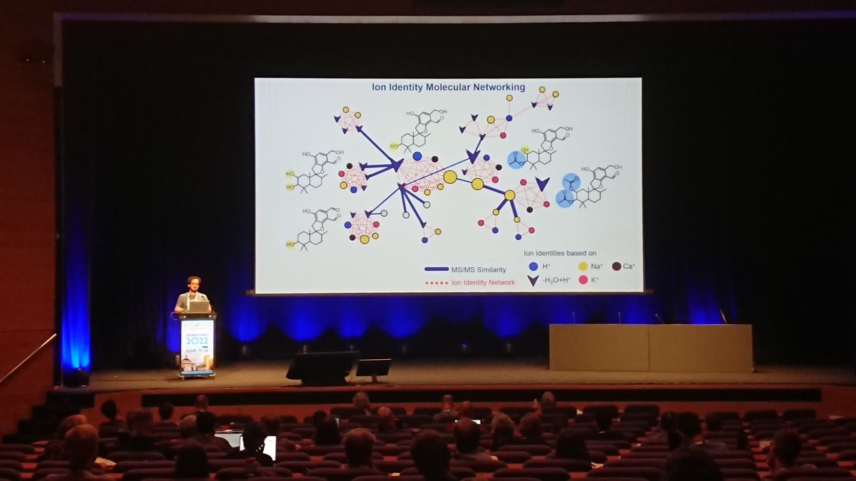 Now we see <a href="/rschmid1789/">Robin Schmid</a> during #MetSoc2022 #workshop explaining #IIMN ion identity molecular networking! 😎 Both provide complementary #networking views and help to #organize and #structure #massspectrometry #fragmentation #datasets! 😎 #computational #metabolomics