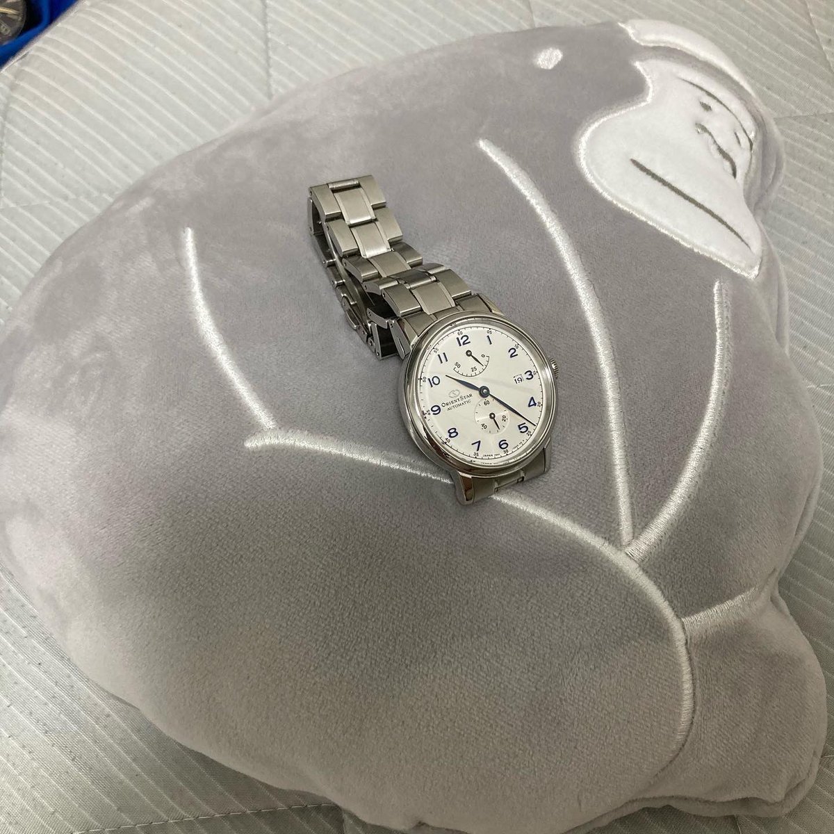 554Watch's tweet photo. 父の日のプレゼントは氷まくらになるゴリラのクッションでした！
なぜにゴリラ？？？
この顔に惹かれたそうです
先ずはヘリテージゴシックを置いてみました！
ありがたく使わせてもらいます！
#オリエント
#オリエントスター
#マイオリエントスター 
#オリエン党
#おりえん党® 
#orient
#orientstar https://t.co/sLdptb2oU7