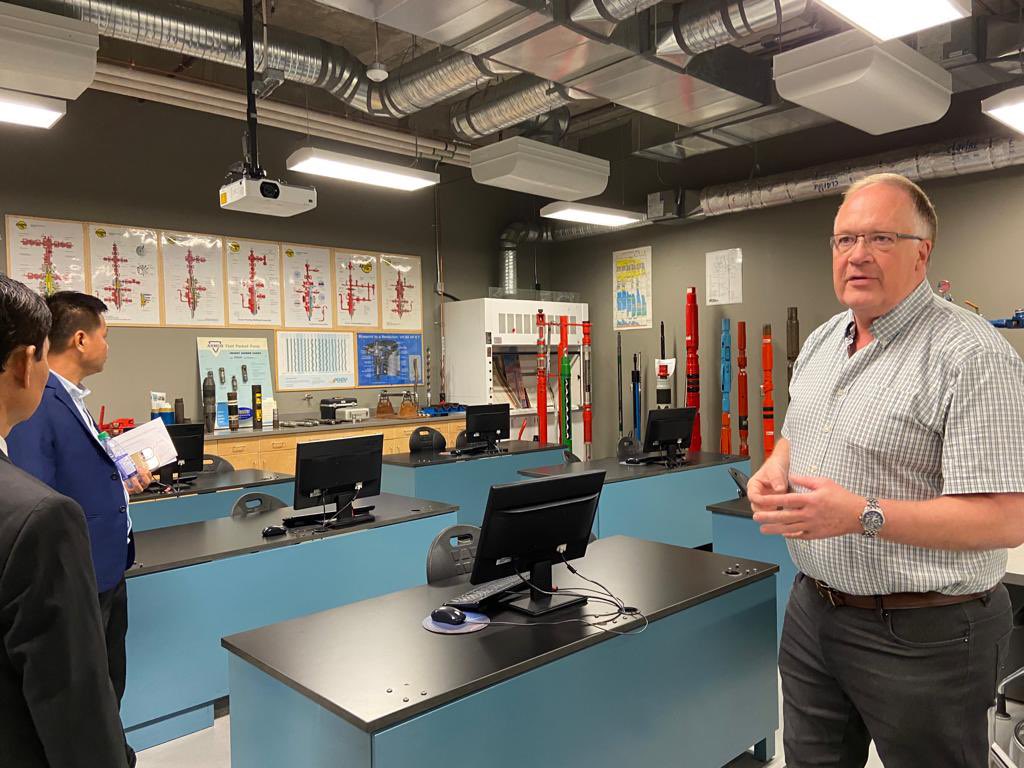AliAziz1TCS's tweet photo. I was delighted to visit @sait personally and toured its very well equipped and sophisticated workshops in #Calgary🇨🇦. #Canada #oilandgas #energy #OOTT #Iraqenergy #Iraq @CanadainIraq @CanadaenIrak @TCS_SDC @SDC_TCS #education #SAIT https://t.co/9uNaRNLeyn