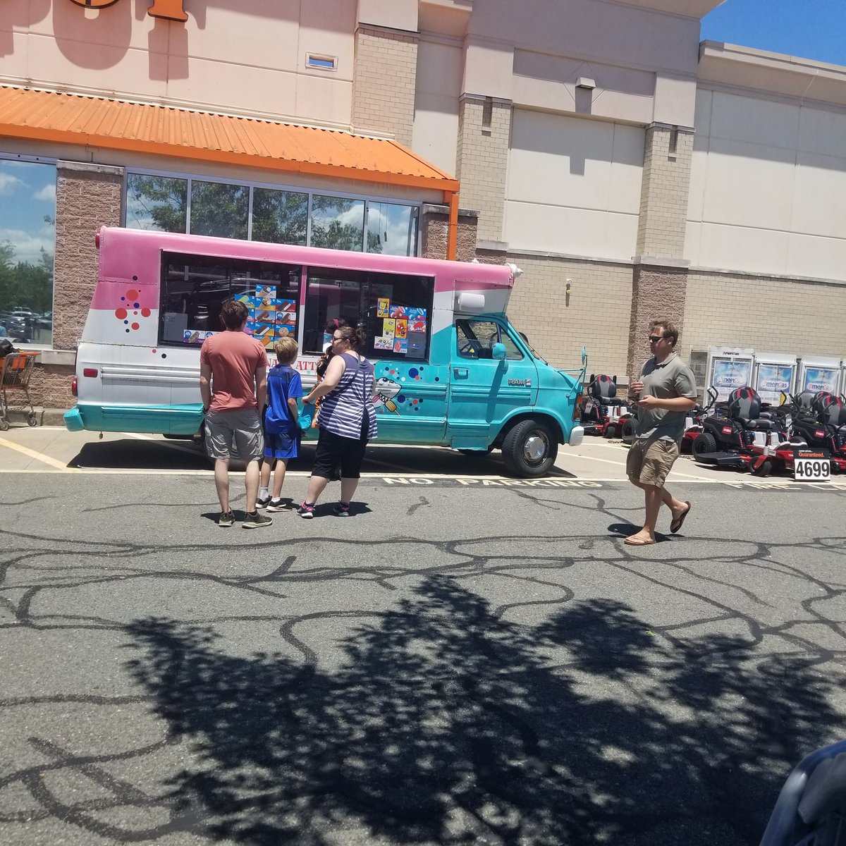 Melibeachgirl's tweet photo. @kmn293 @4653CXM @PJ_THD_4653 @DrewHD4653 @tjharris41 What goes great together? Leads and Ice cream!!🍦🍦 https://t.co/76p2lxHQJ1