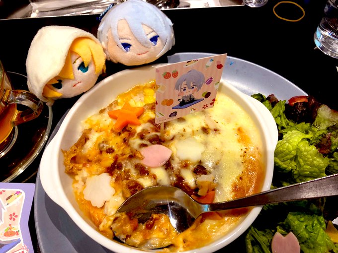 食べ始めてから色々持ってきたことを思い出す〜友達のひざまるのカレーライスとくわなごうのクリームソーダを添えて〜 