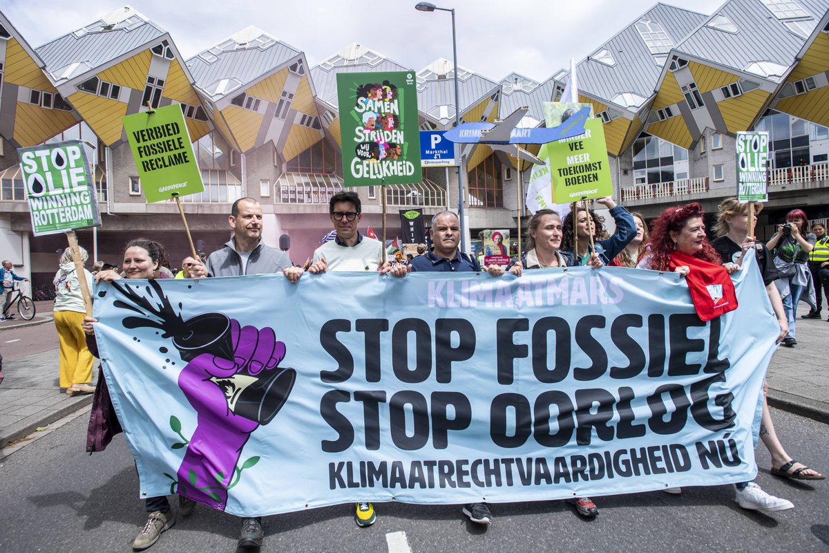 Tegen de 10.000 mensen doen mee aan de #Klimaatmars 🔥 Voor Rotterdam is dit de hoogste opkomst ooit voor een klimaatdemonstratie! We zijn dankbaar dat zo veel mensen de straat op zijn gegaan om geluid te geven aan hun zorgen over de #klimaatcrisis
© Marten van Dijl / Greenpeace