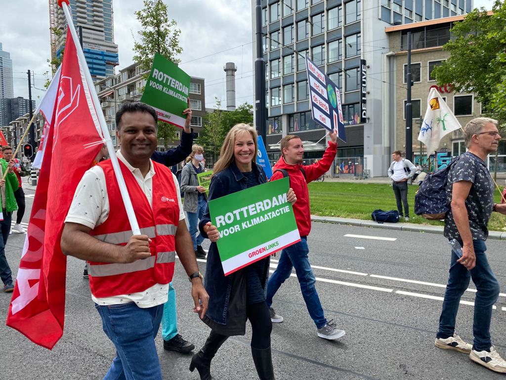 judithbokhove's tweet photo. Klimaatactie, NU!!! 
Fijn om te zien dat er zoveel mensen op de been waren in @rotterdam @groenlinksrdam #Klimaatmars https://t.co/YKb0nB8Lu8