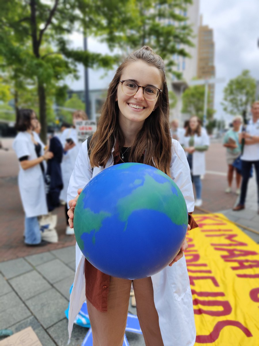ifmsanl's tweet photo. "#Ikstaop omdat de gezondheid van de mens onlosmakelijk verbonden is met de rest van de natuur." #klimaatmars #zorgblok #healthyclimate https://t.co/liDjtl53z6