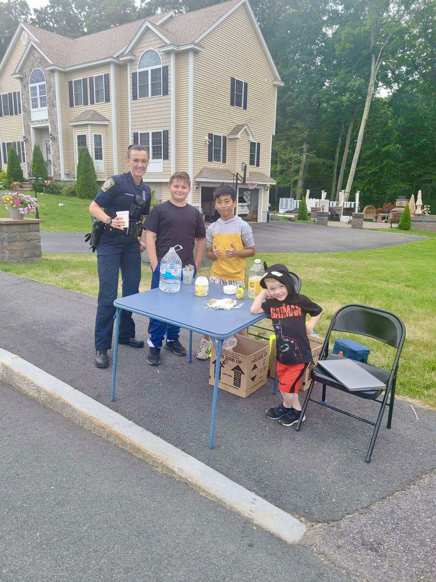 PelhamNHPolice's tweet photo. Officer Jen Boucher visiting a local lemonade stand!🍋😋 Thanks boys!
#LittleBatman
#WhenLifeGivesYouLemons https://t.co/kUtWMCt8GF