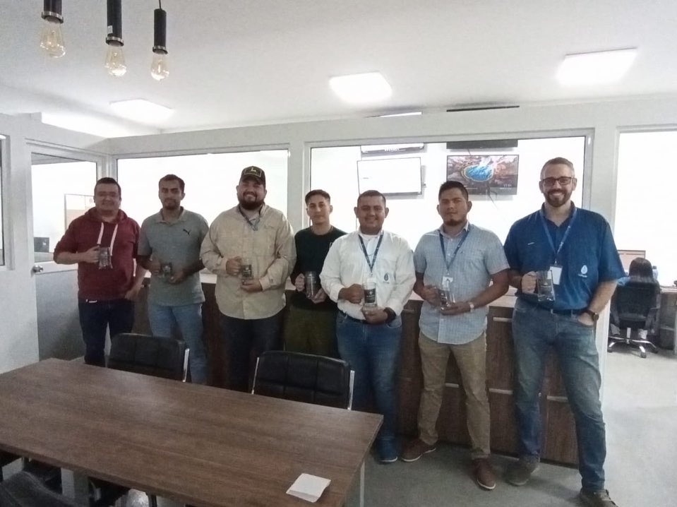 bioFeeder_Ec's tweet photo. En #bioFeeder celebramos a papá 🥳👔💼 Felicitamos a todos los súper papás el día de hoy! Gracias por el esfuerzo inalcanzable día a día 🙌🏼✨

#felizdiapapa #felizdiadelpadre #diadelpadre #papa #padre #acuicultura #camaron https://t.co/ljaCgAcWmz