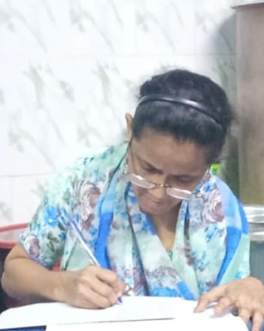 PranayManjari's tweet photo. In 2015 when Nasimappa joined a community learning center as a helper, she laughed at hearing that she can also study with children, as she didn't find any reason to do that. Today at the age of 46 she completed 10th with a first division #SundayMotivation #Edificefoundation https://t.co/k7gtWEsT7F
