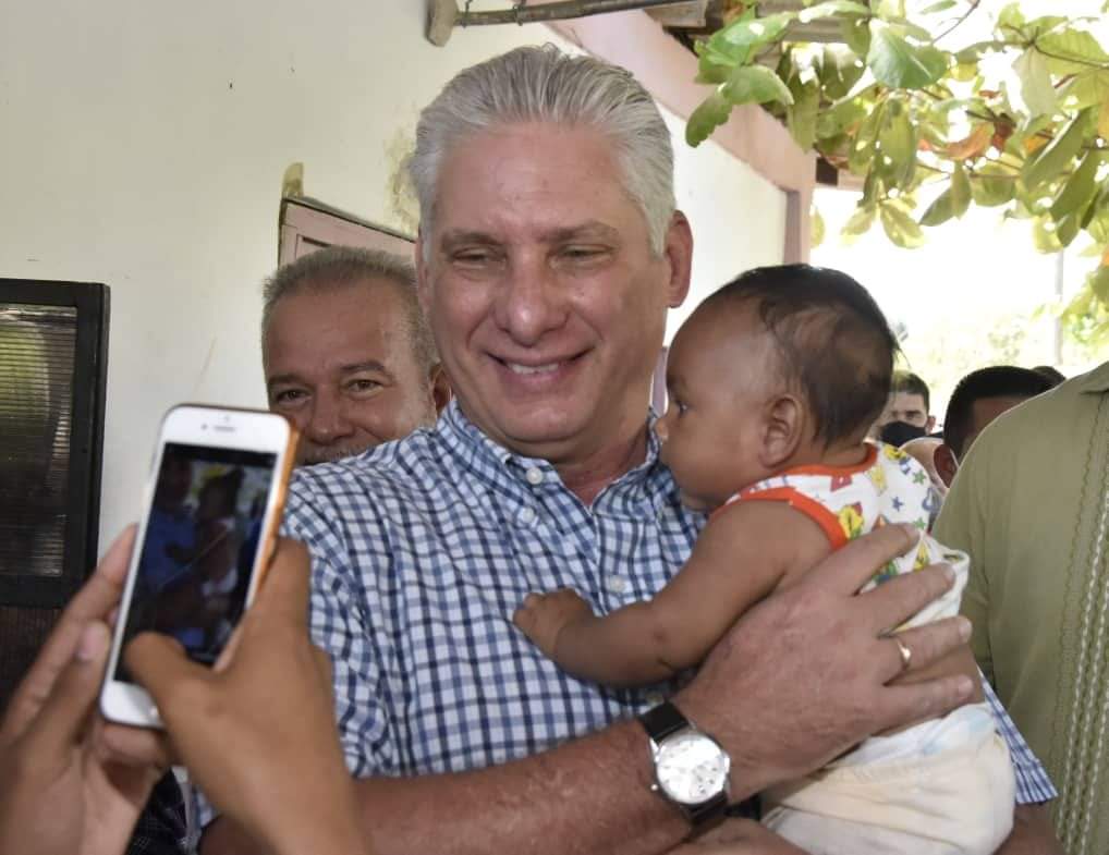 Deb_invexCuba's tweet photo. Desde el @MINCEX_CUBA un feliz día para todos los papás! #CubaPorLaPaz #CubaViveyVence #DiaDelPadre https://t.co/ZGKR7jQCoo
