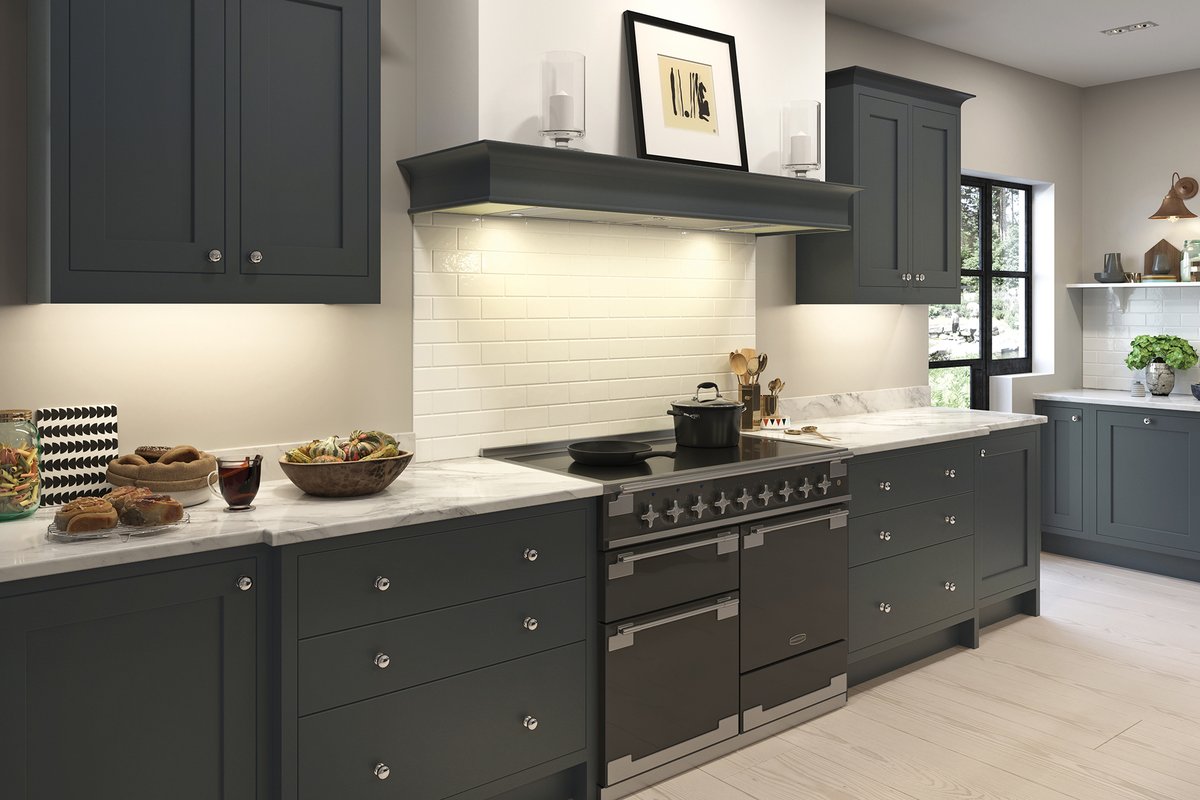 The kitchen's matching canopy, echoes the features of the cornice, providing a continuous and consistent look throughout the design. 📷 @Aisling_Artisan #frederickgeorgekitchens #kitchendesign #kitchenisland #bespokekitchen #shakerkitchen #blackkitchen