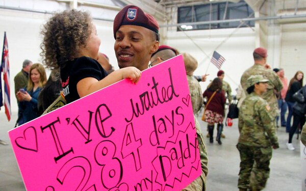 82ndABNDiv's tweet photo. Happy Fathers Day to all the wonderful dads out there who go above the call of duty for their families! #AATW #fathersday https://t.co/N3h9eOcDdD