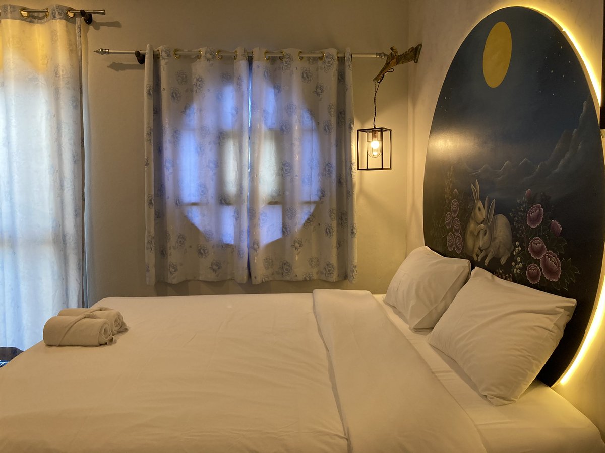 Staythcom's tweet image. #โรงแรมสุดคุ้ม The Luna Hostel Phuket Airport bit.ly/3tKSBJN อยู่ใกล้กับสนามบินภูเก็ต ใกล้ๆมีเซเว่น และร้านอาหารหลายร้าน ที่พักมีจักรยานให้ยืม และมีกาแฟ ขนมปังบริการตลอด 24 ชม. ภายในห้องพักสวยและน่ารัก เตียงนุ่มหลับสบาย #สนามบินภูมิ #หาดในยาง #Phuket #Thailand