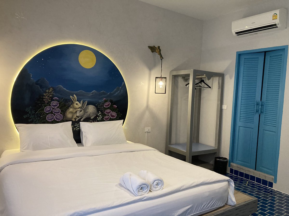 Staythcom's tweet image. #โรงแรมสุดคุ้ม The Luna Hostel Phuket Airport bit.ly/3tKSBJN อยู่ใกล้กับสนามบินภูเก็ต ใกล้ๆมีเซเว่น และร้านอาหารหลายร้าน ที่พักมีจักรยานให้ยืม และมีกาแฟ ขนมปังบริการตลอด 24 ชม. ภายในห้องพักสวยและน่ารัก เตียงนุ่มหลับสบาย #สนามบินภูมิ #หาดในยาง #Phuket #Thailand