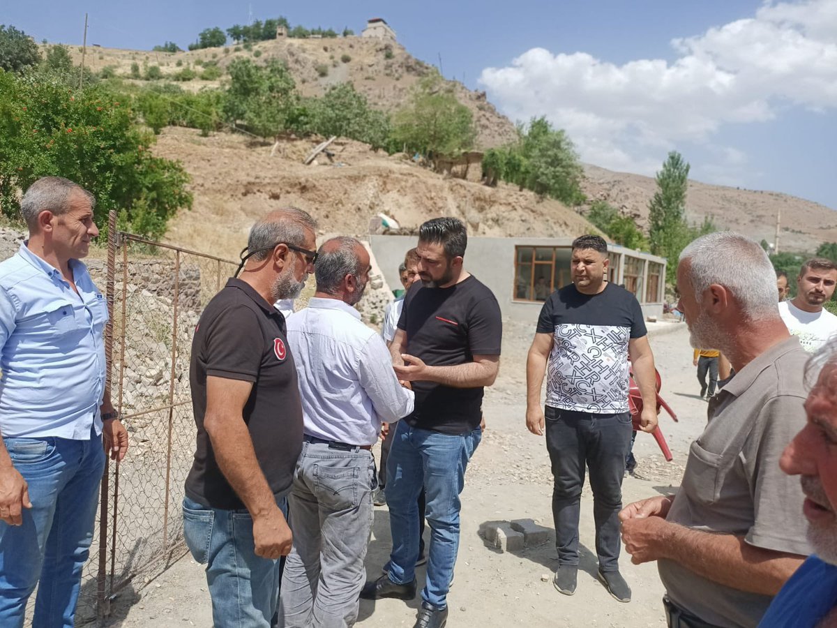 AvEkremOlgac's tweet photo. İlçe ve Belde Belediye Başkanlarımız ile birlikte Siirt'in Pervari ilçesinde piknik yaparken dikkatini kaybedip,Müküs Çayı'na düşen arkadaşını kurtarmak isterken,akıntıya kapılarak kaybolan,Hemşire Eyüp Güneş'in babası Aydın Güneş i ile görüşüp,arama çalışmaları ile bilgi aldık. https://t.co/VjE7KG8D6E