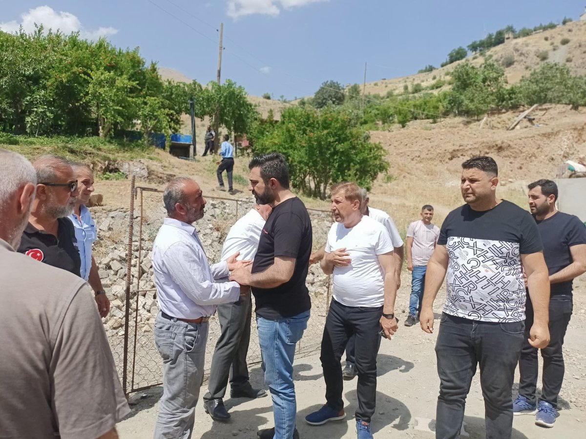 AvEkremOlgac's tweet photo. İlçe ve Belde Belediye Başkanlarımız ile birlikte Siirt'in Pervari ilçesinde piknik yaparken dikkatini kaybedip,Müküs Çayı'na düşen arkadaşını kurtarmak isterken,akıntıya kapılarak kaybolan,Hemşire Eyüp Güneş'in babası Aydın Güneş i ile görüşüp,arama çalışmaları ile bilgi aldık. https://t.co/VjE7KG8D6E