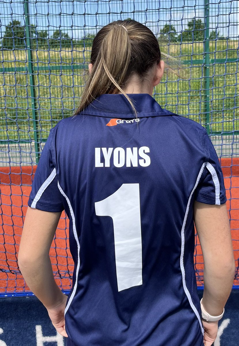 Introducing the 2️⃣0️⃣2️⃣2️⃣ squad - we start with two of the most important people on the pitch, the awesome GK’s - first up #sophie #1️⃣ 🏑💙❤️ @GsalSport <a href="/leedshockeyclub/">Leeds Hockey Club</a>
