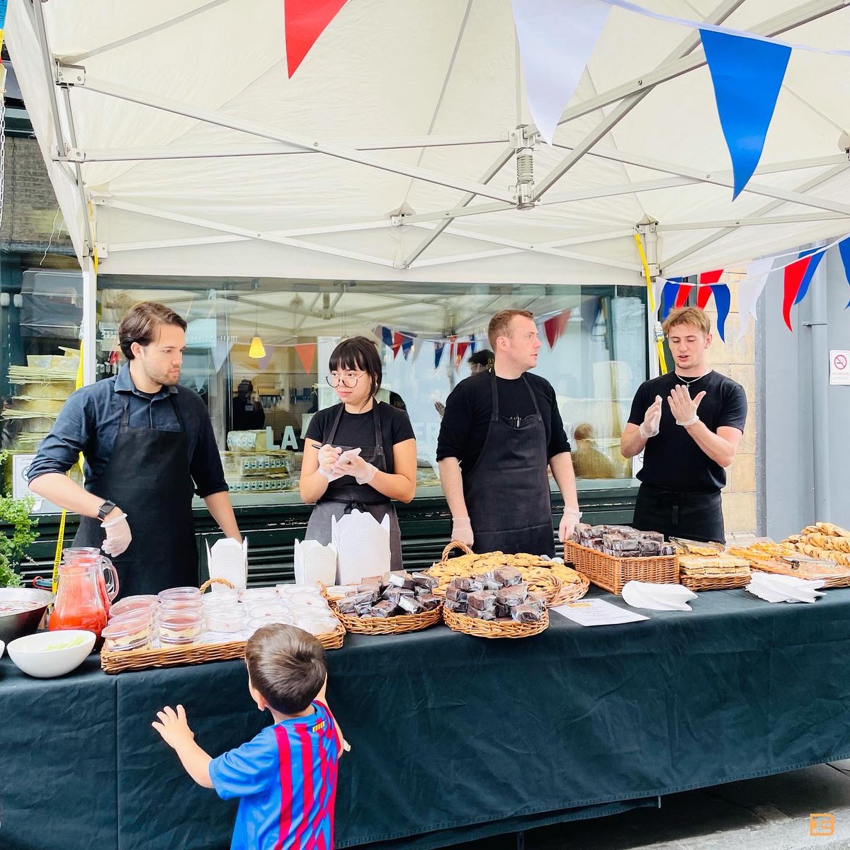 eclectic_66's tweet photo. Marylebone Summer Festival is here🎠
I tried Ginger pig’s beef hamburger with fried onion🍔 I must say….my choice is the best🙊 I also picked tiramisu from La Fromagerie❤️

Dog Show is also being held until 17:30 in St Marylebone Parish Church Gardens🐶 https://t.co/kFnFi6bla4