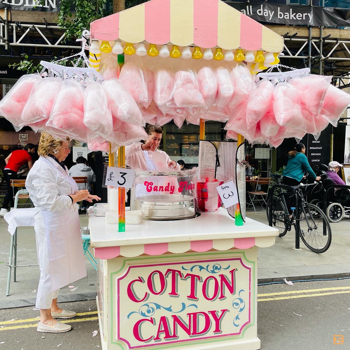 eclectic_66's tweet photo. Marylebone Summer Festival is here🎠
I tried Ginger pig’s beef hamburger with fried onion🍔 I must say….my choice is the best🙊 I also picked tiramisu from La Fromagerie❤️

Dog Show is also being held until 17:30 in St Marylebone Parish Church Gardens🐶 https://t.co/kFnFi6bla4