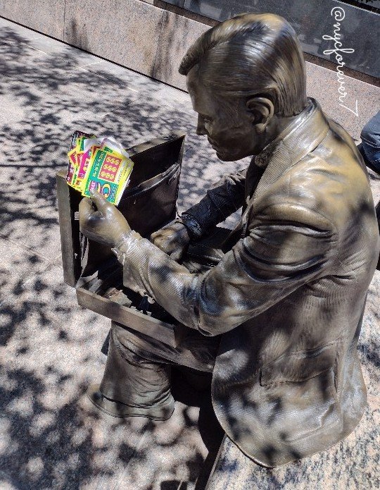 nycforever7's tweet photo. #happyfathersday to all the #fathers #fatherfigures #soontobedads workin hard
You'll win big soon. I can feel it.
#doublecheck #bronze #nyc 1982 by John Seward Johnson II
The only piece of #art that survived #september11
#statue #wallstreet
#dad #fathersday https://t.co/FRWO8w3jp0