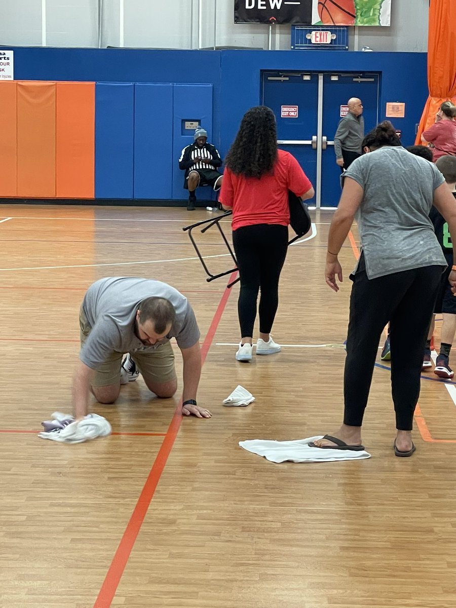 JeremyHFord's tweet photo. If u don’t know, you should. @CoachTomerlin Coaches all day, every day.Does things the right way for youth BBall.Wins a tight game &amp; then does the little things to make @Attack365BBall and @CCEliteBBall go.Then heads to his 3rd of 9 games.Hardest working man in youth basketball. https://t.co/iTm4GnvxkV